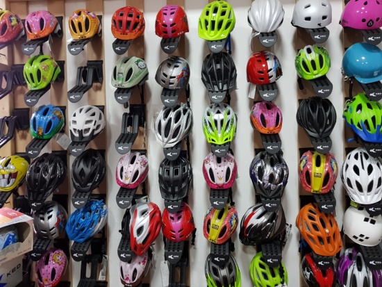 Wir erweitern gerade unser Online- Sortiment an Fahrradhelmen...